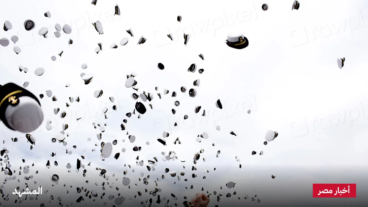 السيسى يكرم أوائل خريجي الأكاديمية العسكرية بمنح الأنواط وتقديم الدروع في حفل رسمي
